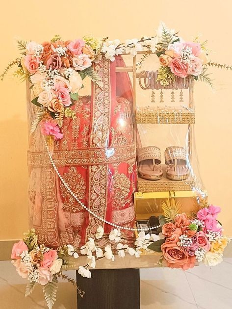 Bridal Dresses Packing Ideas, Shadi Gift Packing Ideas, Mameru Decoration Tray, Paking Idea Dress, Engagement Marawa Ideas, Mamera Decoration Ideas, Eidi For Bride Packing Ideas, Mameru Decoration Ideas, Bridal Gift Wrapping Ideas Packaging