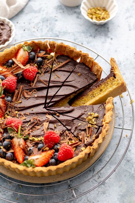 Pistachio Frangipane Tart with Chocolate Ganache and fresh berries Sweet Shortcrust Pastry Recipe, Chocolate Swirls, Baking Weights, Shortcrust Pastry Recipes, Frangipane Tart, Croutons Homemade, Pastry Shells, Tart Shells, Chocolate Swirl