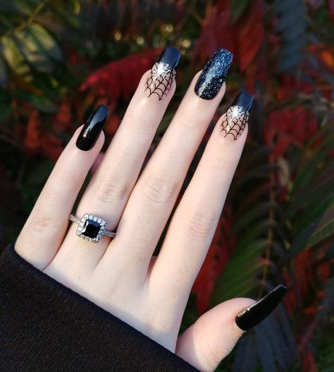 Glow in the dark spider web black glitter nails Goth Halloween Nails, Black Glitter Nails, Spider Web Nails, Web Nails, Boring Nails, Black Nails With Glitter, Ongles Nails, Cute Halloween Nails, Goth Halloween