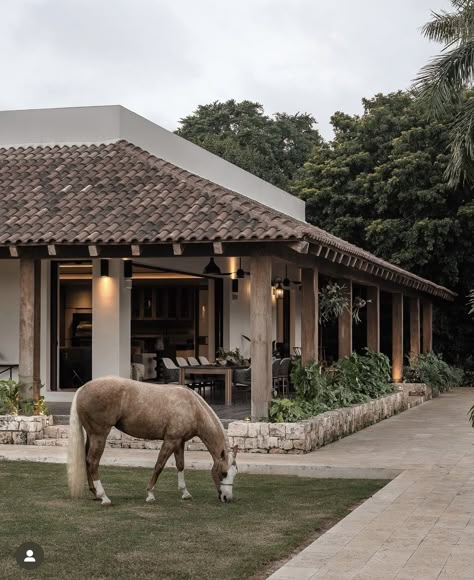 Horse Stables Design, Fancy Farm, Hacienda Style Homes, Equestrian Aesthetic, Aesthetic Old Money, Dream Farm, Hacienda Style, Casa Exterior, Countryside House