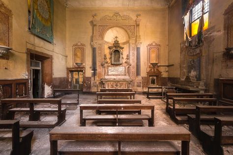 Church In Italy Old Catholic Church, Abandoned Churches, Haunting Photos, Dangerous Roads, Abandoned Church, Historical Objects, The Cloisters, Old Churches, Italy Photography