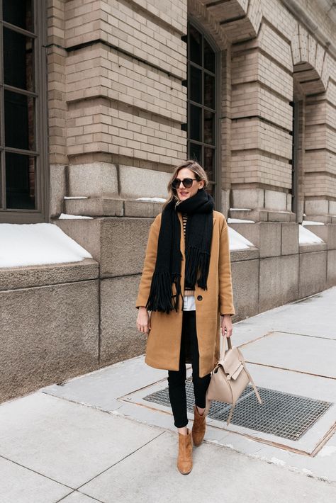 Black Scarf Outfit, Study Abroad Outfits, Street Fashion New York, Camel Coat Outfit Classy, Madewell Coat, Camel Coat Outfit Casual, Cold Images, What To Wear For Winter, Cold Weather Travel