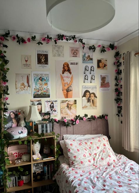 Lana Del Rey Bedroom Aesthetic, Coquette Dorm Room, 2000s Bedroom Aesthetic, Girls Dorm Room, Dekorasi Kamar Tidur, Room Redesign, Pinterest Room Decor, Room Stuff, Girly Room