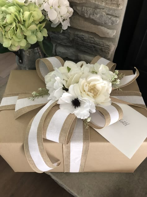 Feminine Gift Wrapping Ideas, Bride Gift Wrapping Ideas, Bridal Shower Gift Wrapping Ideas Simple, Bridal Shower Wrapping Ideas Gift, Wrap Wedding Gift, Purse Wrapping Ideas, Wrapping A Wedding Gift, Wedding Shower Gift Wrap Ideas, Bridal Shower Gift Wrap Ideas