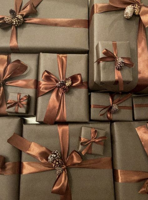 // p r e s e n t s Brown Christmas Present Wrapping, Monochrome Christmas Wrapping, Brown Christmas Gift Wrapping, Xmas Present Wrapping Ideas, Brown Gift Wrap, Rustic Christmas Wrapping Ideas, Elegant Wrapping Ideas, Christmas Present Wrapping Ideas Unique, Brown Wrapping Paper Ideas Christmas