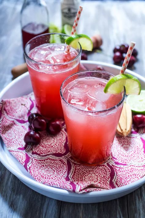 Lime Rickey Recipe, Gin Rickey Recipe, Hot Weather Drinks, Gin Rickey, Gin Recipe, Cherry Drink, Lime Rickey, Cherry Syrup, Gin Recipes