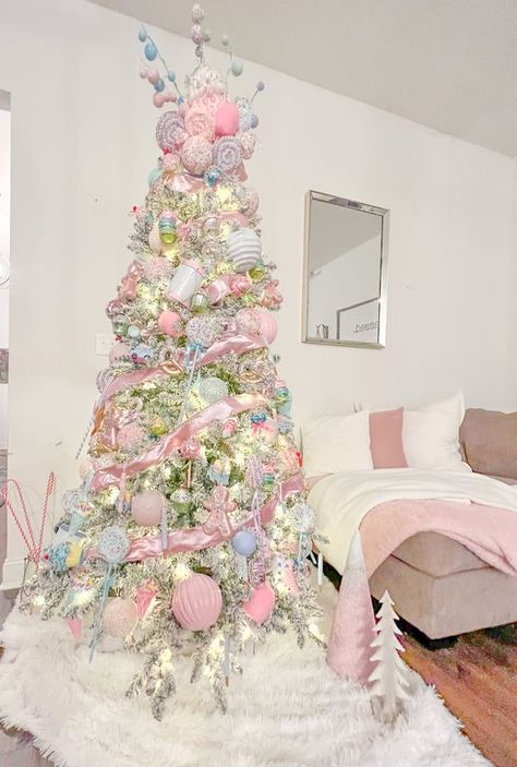 52 Delicate Pastel Christmas Tree Decor Ideas - DigsDigs Christmas Pastel Decor, Christmas Tree Pastel Colors, Pink Candy Christmas, Xmas Ornaments Diy, Pink Christmas Bedroom, Girly Christmas Tree, Pastel Christmas Tree, Diy Christmas Tree Decorations, Aesthetic Home Design