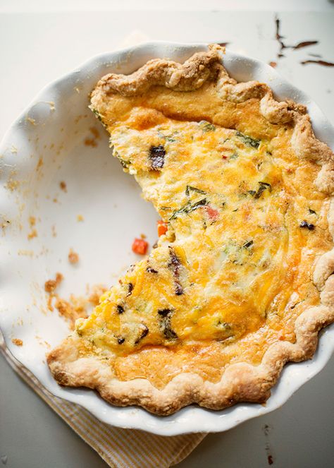 Corn, Bacon, Basil, and Cheddar Quiche Kale Quiche, Best Quiche Recipes, Bacon And Cheese Quiche, Bacon Kale, Mushroom Quiche, Easy Quiche, Bacon Quiche, Spinach Mushroom, Cheese Quiche