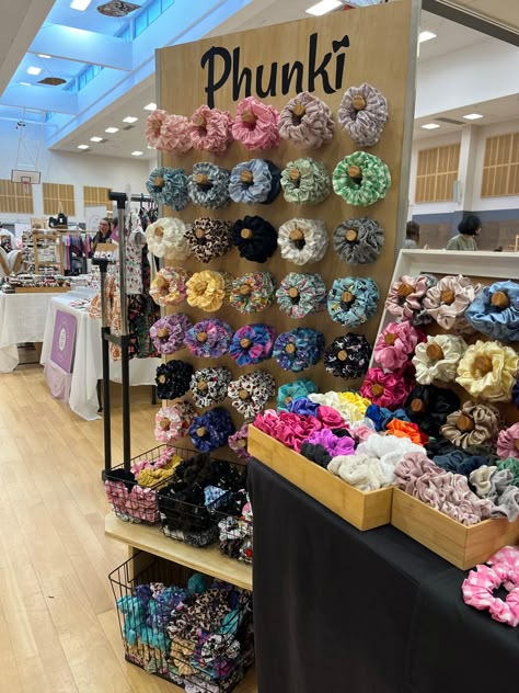 Market Scrunchie Display, Scrunchie Stand Diy, Diy Scrunchie Display Stand, Scrunchie Booth Display, Hair Bow Display Craft Show Fair Booths, Scrunchie Board Display, Scrunchie Craft Fair Display, Market Stall Display Ideas Scrunchies, Headband Vendor Display