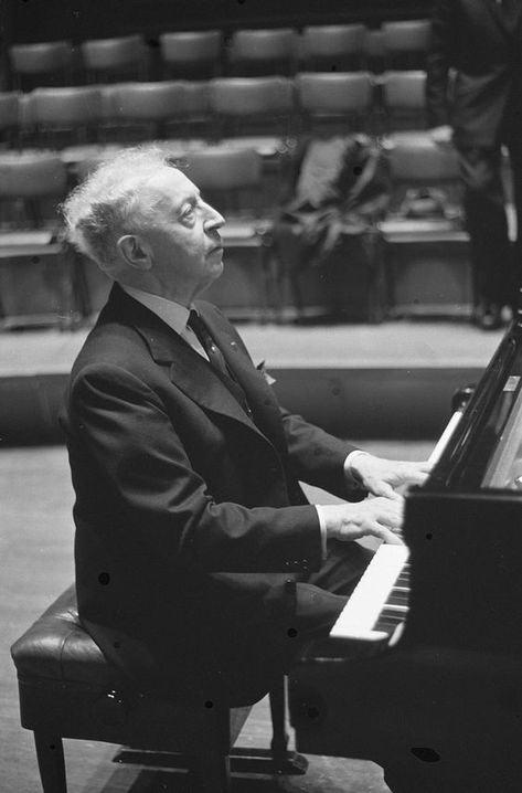 Arthur Rubinstein Pianist Girl, Arthur Rubinstein, Musician Photography, Classical Musicians, Virginia Woolf, Music Aesthetic, Composers, The Piano, Famous Faces