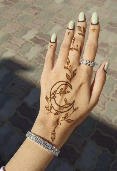 Ramadan Henna Designs Simple, Henna For Ramadan, Moon Mehendi, Moon Mehendi Designs, Moon Mehndi Design, Ramadan Mehndi Designs, Moon Henna Designs, Moon Mehndi, Henna Ramadan