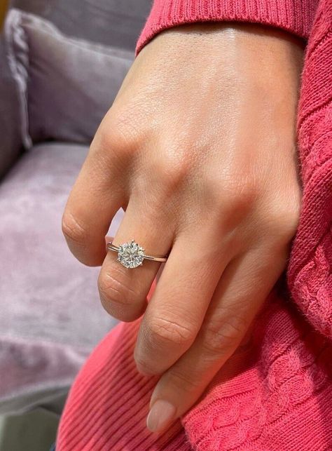 3 Carat Diamond Ring Round, 2carat Diamond Ring, Engagement Ring Cartier, Minimal Wedding Rings, Engagement Ring Round Diamond, Yellow Gold Anniversary Rings, Classic Diamond Ring, Ring Crown, Engagement Gifts For Her