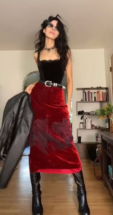 40s Mode, Look 80s, Mode Hippie, Maggie Lindemann, Taylor Momsen, Mode Casual, Velvet Skirt, Red Skirts, Dark Feminine