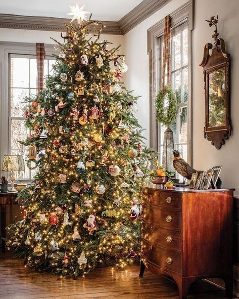 Countdown Instagram, Countdown Christmas, Fashion Christmas Tree, Christmas Tree Inspo, Cottage Christmas, Christmas Tree Inspiration, Christmas Interiors, Traditional Christmas Tree, Christmas Tree Ideas