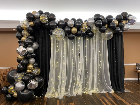 Balloon arch with fairy lights! Black And Gold Balloons, Happy Birthday Decor, Graduation Party Diy, Graduation Party Planning, 50th Birthday Decorations, Grad Party Decorations, Prom Decor, Prom Theme, Birthday Party Theme Decorations