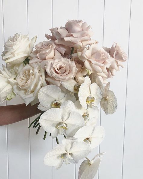 Bridal Bouquet Neutral, Elegant Wedding Colors, White Wedding Ceremony, Pink And White Weddings, Orchid Bouquet, Blush Bouquet, White Wedding Theme, Bridal Bouquet Flowers, Bride Flowers