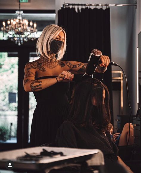 Professional Hairdresser Photos, Salon Owner Aesthetic, Hairstylist Vision Board, Hairdresser Photoshoot, Cosmotologist Aesthetic, Hairdressing Aesthetic, Cosmotology Pictures Aesthetic, Hairdresser Aesthetic, Hair Salon Photography