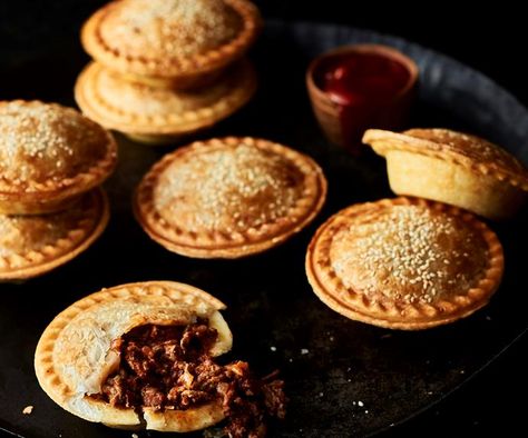 Make these classic Aussie meat pies in your pie maker for a simple dinner that is guaranteed to impress. An easy meal that can be ready in an hour. Pie Maker Recipes, Small Pies, Mini Pie Maker, Mini Pie Recipes, Just Pies, Meat Pie Recipe, Beef Pies, Pie Maker, Homemade Custard