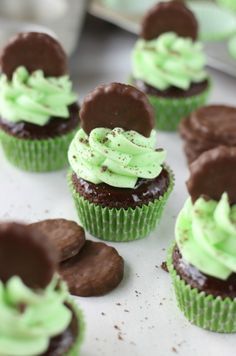 Mint Cupcakes, Yummy Cupcakes, Dessert Cupcakes, Food Cakes, Chocolate Cupcakes, Mint Chocolate, Cupcake Cookies, Cupcake Recipes, Mini Cupcakes