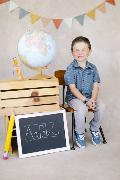 Kindergarten Pictures Ideas, Kindergarten Graduation Pictures Ideas, Homeschool Photo Shoot Ideas, Welcoming Students Back To School Ideas, School Picture Ideas, Preschool School Pictures, Prek Photoshoot, First Day Of Kindergarten Pictures Ideas, Kindergarten Photoshoot