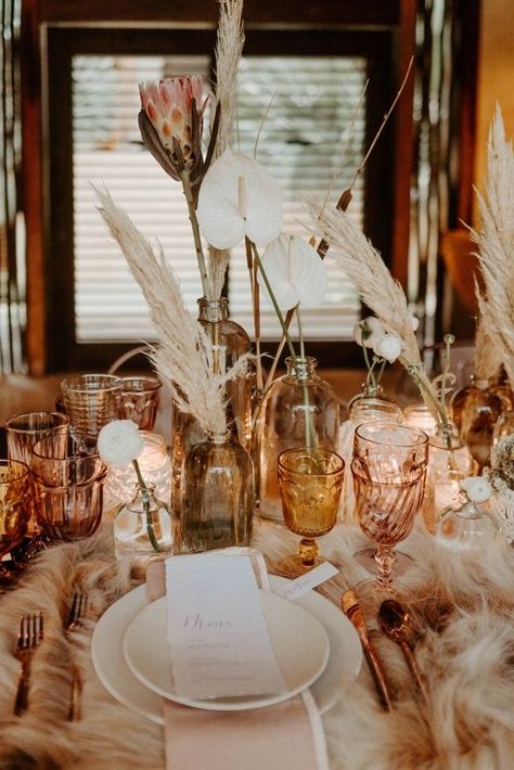 Boho Table Setting Wedding, Wedding Placement, Bohemian Table Settings, Mexico Boho, Wedding In Mexico, Boho Elopement, Bohemian Wedding Decorations, Boho Beach Wedding, Grass Wedding