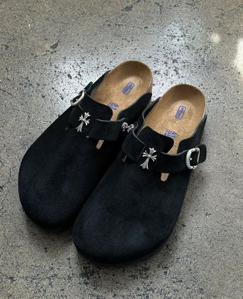 Birkenstock Birkenstocks Chrome Hearts Boston Clogs Dr Shoes, Pretty Shoes Sneakers, Shoe Wishlist, Denim On Denim, Funky Shoes, Fresh Shoes, Hype Shoes, Shoe Inspo, Aesthetic Shoes