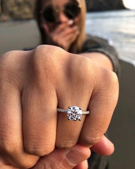 Marry Ring, Announce Engagement, Engagement Photoshoot Outfits, Engagement Ring Selfie, Engagement Ring Photography, Engagement Announcement Photos, Proposal Pictures, Engagement Ring Pictures, Ring Photography