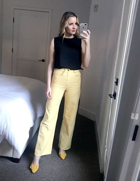 Yellow Trousers Outfit, Yellow Jeans Outfit, Yellow Shoes Outfit, Yellow Top Outfit, Sleeveless Top Outfit, Yellow Pants Outfit, Top Summer Outfits, Outfits Con Jeans, Color Combos Outfit