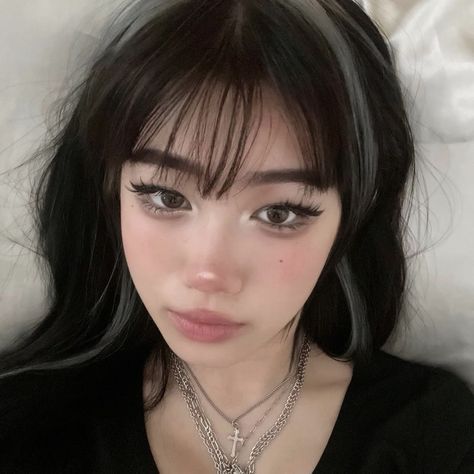 Makeup With Bangs, Maquillaje Y2k, Egirl Makeup Looks, Soft Grunge Makeup, Mauve Makeup, Egirl Makeup, Soft Makeup Looks, Ethereal Makeup, Makeup Makeover