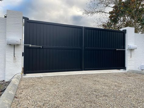 Tongue and groove Aluminum double swing gates #comunello bearing hinges @gateandgardennz Gate Garden, Red Stag, Side Gates, Gates And Fences, Driveway Gate, Tongue And Groove, Gate Design, Auckland, Hinges