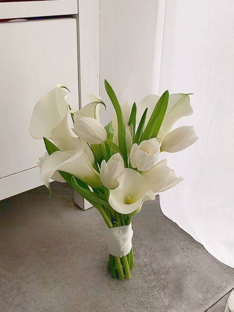 Calla Lily And Tulip Wedding Bouquet, Cala Lilly Wedding Bouquet White, Calla Lily Floral Arrangements, Lilies Wedding Decorations, Calls Lily Bouquet, White Tulip Bouquet Wedding, French Opulence, Calla Lily Wedding Bouquet, Calla Lillies Bouquet