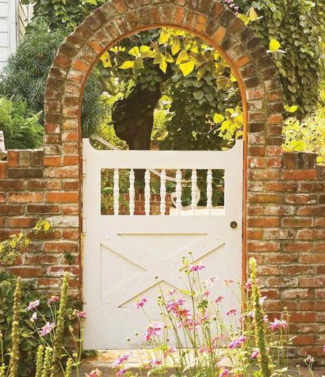 Rustic Garden Gates, Garden Gates Ideas, Gates Ideas, Wooden Garden Gate, Brick Archway, Garden Gates And Fencing, Garden Archway, Garden Gate Design, Decorative Garden Fencing