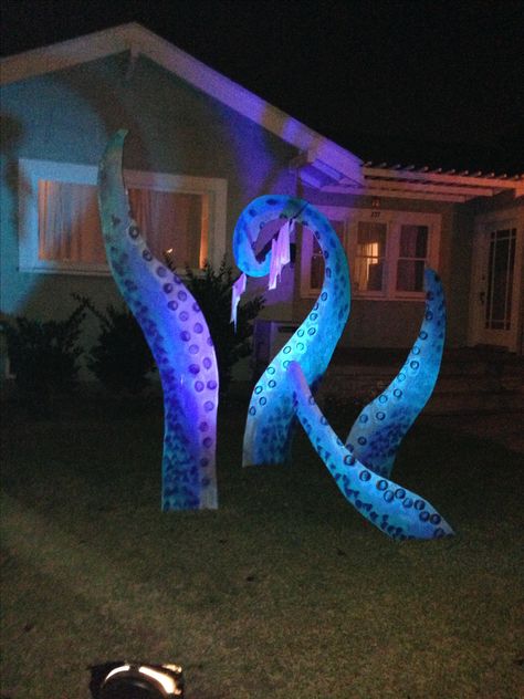 Painted sea monster tentacles... Next to a pirate ship wreck~Halloween Monster Tentacles, Halloween Decorations Outdoor Porch, Pirate Halloween Party, Halloween Decorations Outdoor, Pirate Halloween, Sea Monster, Halloween Yard Decorations, Halloween Yard, Theme Halloween