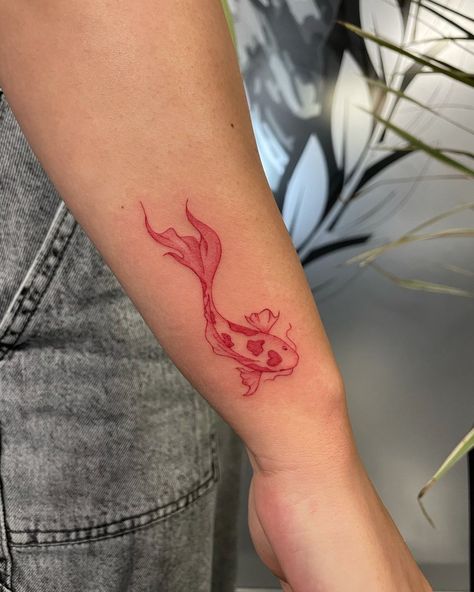 𝖘𝖎𝖑𝖛𝖎𝖆✨ on Instagram: “i dont post enough red tattoos so heres a lil koi fish from a while ago ✨ thanks again lovely ❤️ id love to do more kois i get lots of…” Watercolor Koi Fish, Koi Watercolor, Thailand Tattoo, Indian Henna, Ink Therapy, Red Tattoo, Koi Tattoo, Koi Fish Tattoo, Red Tattoos