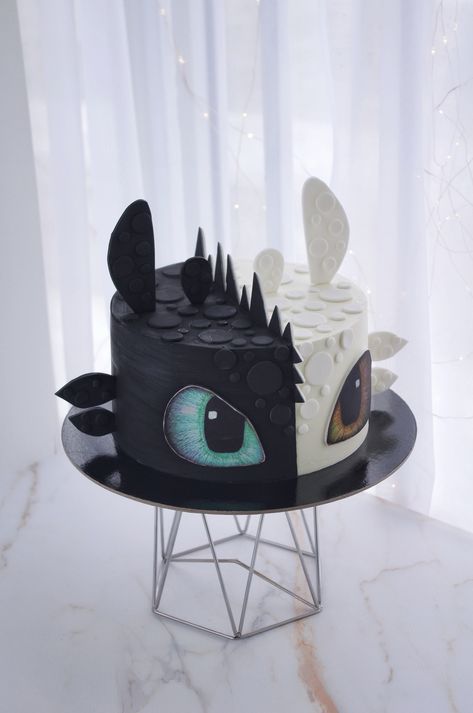 Toothless Cake, Dragon Cupcakes, Twins Cake, Dragon Cake, Toothless Dragon, Dragon Party, Painted Cakes, Toothless, Httyd