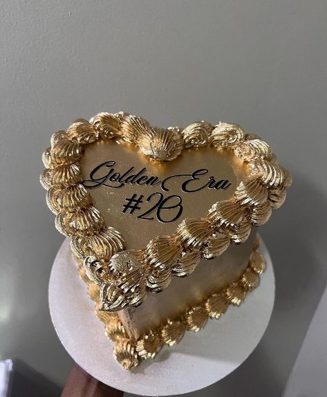 20 Year Birthday Cake, Golden Birthday Birthday Cake, White And Gold Birthday Photoshoot, Gold Birthday Cake Ideas, Birthday Photoshoot Ideas 20 Years, Golden Year Cake, Photoshoot Cake Ideas, Rich Cake Design, Golden Year Photoshoot