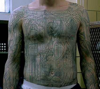 Scofield's tattoo design revealed an intricate map of Fox River prison where he and his brother were being held, Michael Schofield and his Prison Break tattoo #prisonbreak #michaelschofield Prison Break Tattoo, Fox River Prison, Tattoo Map, Michael Schofield, Lincoln Burrows, Wentworth Miller Prison Break, Broken Series, Small Wave Tattoo, Leonard Snart