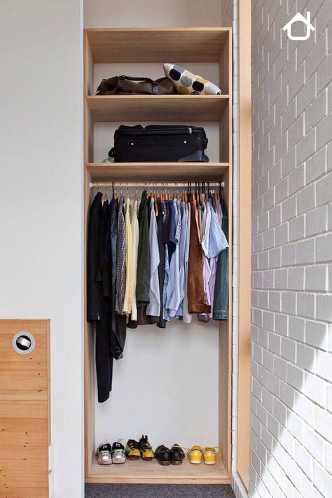 Even though the common perception is that it is women who benefit most from a smart closet, the same is the case for men. And you can even get these benefits from a small closet that saves space. Small Room Wardrobe Ideas, Small Apartment Wardrobe, Small Bedroom Closet Design, Small Apartment Closet, Small Closet Room, Basement Closet, Very Small Bedroom, Closet Small Bedroom, Creative Closets