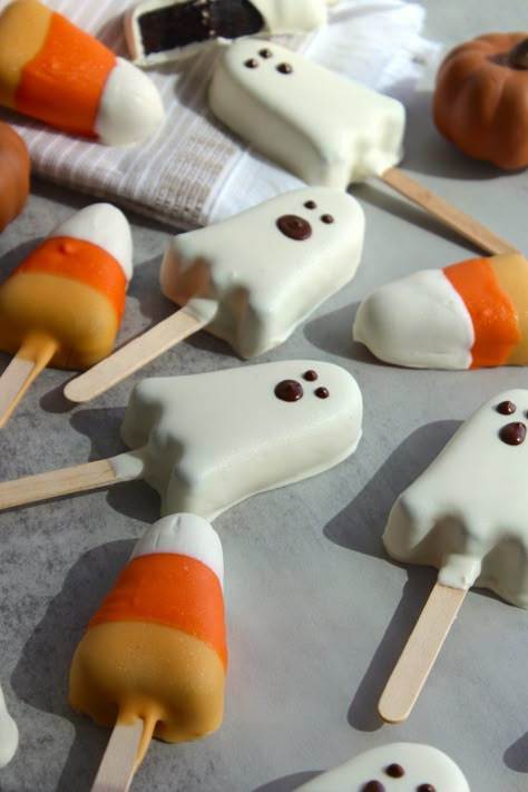 Cake Pop Ghosts, Molded Cake Pops, Coffin Cake Pops, How To Make Ghost Cake Pops, Ghost Cake Pops Halloween, Halloween Cakepops Ideas Easy, Cake Pops In Silicone Mold, Cake Pops Fall Theme, Cake Pop Shapes