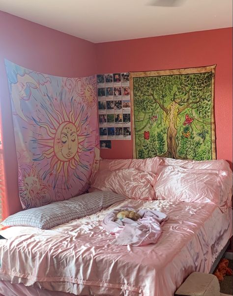 Aesthetic Tapestry Bedroom, Aesthetic Tapestry, Kylie Jenner Photoshoot, Girly Pop, Aesthetic Cozy, Tapestry Bedroom, Cozy Room Decor, Pretty Room, My Bed