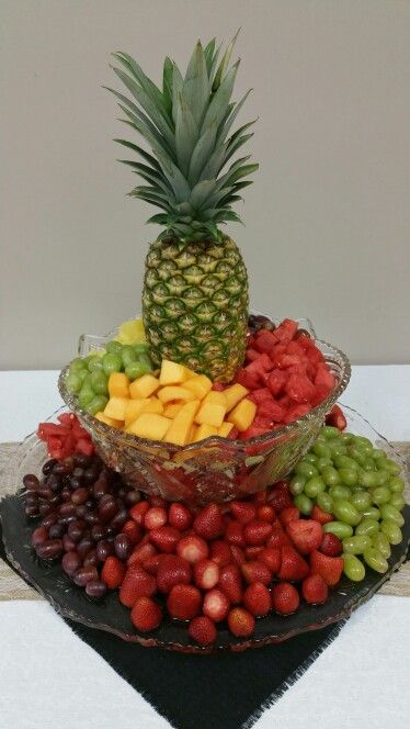 Fruit centerpiece for appetizer table Fruit Table Display Wedding Buffet Ideas, Fruit Table For Wedding, Fruit Trays For Weddings, Fruit Centerpieces For Tables, Fruits Table Decoration, Simple Fruit Display, Fruit Displays For Party, Party Fruit Table, Fruit Table Ideas Birthday