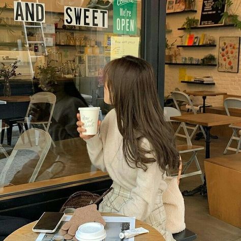 Coffee Dates Aesthetic, Korean Coffee Shop, Coffee Interior, Korean Coffee, Cream Pastel, Natural Pretty, Korean Cafe, Coffee Date Outfits, Coffee Shot