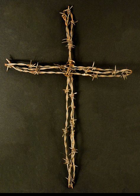 Barb Wire Cross, Barb Wire Crafts, Barbed Wire Art, Rustic Metal Decor, Wire Ideas, Barb Wire, Rustic Cross, Western Cross, Wooden Crosses