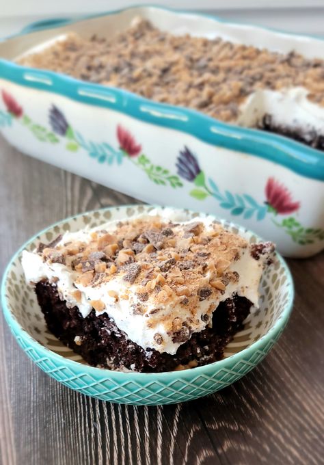 Chocolate Toffee Poke Cake (Chocolate Candy Bar Cake) - Jamie Cooks It Up Toffee Poke Cake, Filled Coffee Cake, Heath Bar Cake, Sour Cream Banana Bread, Candy Bar Cake, Homemade Hot Fudge, Bar Cake, Chocolate Poke Cake, Coffee Cake Recipe