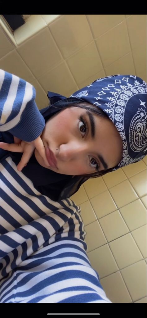 Hijabi With Bandana, Bandana Over Hijab, Bandana Hijab Outfit, Hijabi Bandana, Hijab With Bandana, Hijabi Streetwear, Hijabi Fits, Muslimah Outfit