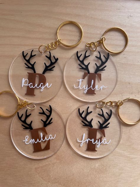 Christmas Keychain Ideas, Christmas Cricut Ornaments, Small Cricut Projects, Christmas Cricut Gifts, Diy Christmas Ornaments Cricut, Christmas Crafts With Cricut, Cricut Christmas Projects To Sell, Easy Cricut Christmas Gifts, Cricut Keyrings