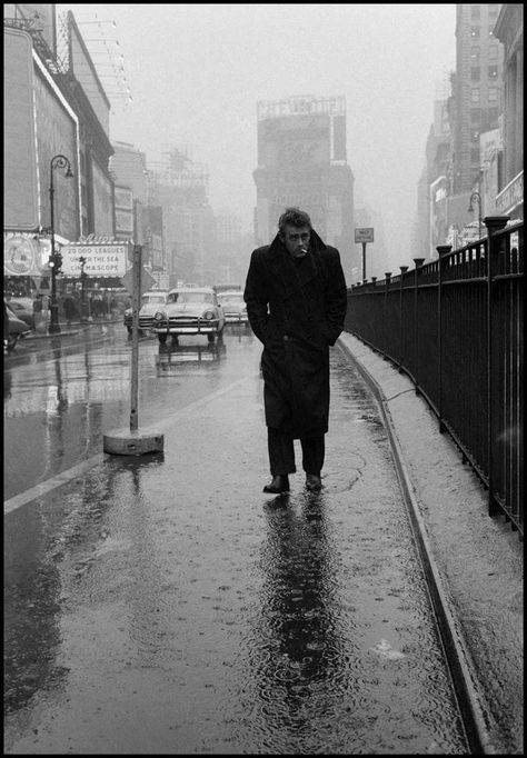 The Iconic Photo of James Dean, Alone in the Rain, in the Middle of Times Square, 1955 ~ vintage everyday Dennis Stock, James Dean Photos, Dane Dehaan, Jimmy Dean, East Of Eden, Actor James, Vivien Leigh, Foto Poses, James Dean