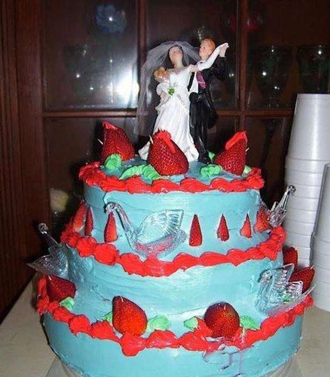 31 Cringe-Worthy Wedding Cake Fails Cringe Wedding, Wedding Cake Fails, Cakes Gone Wrong, Cake Disasters, Budget Wedding Cake, Fairy Tale Wedding Cake, Bride Wedding Cake, Tacky Wedding, Crazy Wedding Cakes