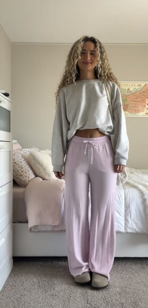 Simple Comfy School Outfits, What To Wear With A Pink Top, Lazy Outfits Cold, Cute Wide Leg Sweatpants Outfit, Chill College Outfits Lazy Days, Lounging Outfits For Women, Concert Outfits For Cold Weather, School Outfits Winter Comfy, What To Wear With Pink Sweatpants