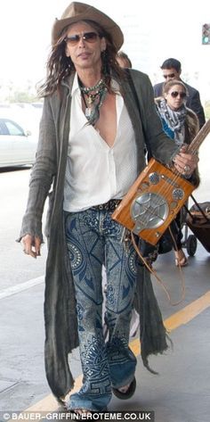 March 2013 ~ The music never stops: Steven looked ever the rocker in his ensemble and uke in hand. #ukulele Omar Sharif, Tyler Aerosmith, Steven Tyler Aerosmith, Rock And Roll Bands, Steven Tyler, Celebrities Humor, Ukelele, I Love Music, Aerosmith